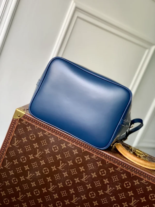 Louis Vuitton Shoulder Bag Noe Blue Epi - Image 10