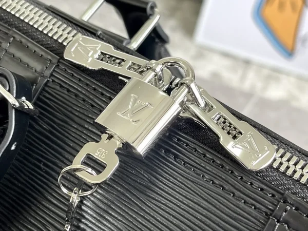 Louis Vuitton x Supreme Keepall Bandouliere - Image 10