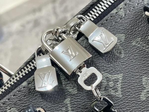 Louis vuitton Big Travel Bag - Image 10