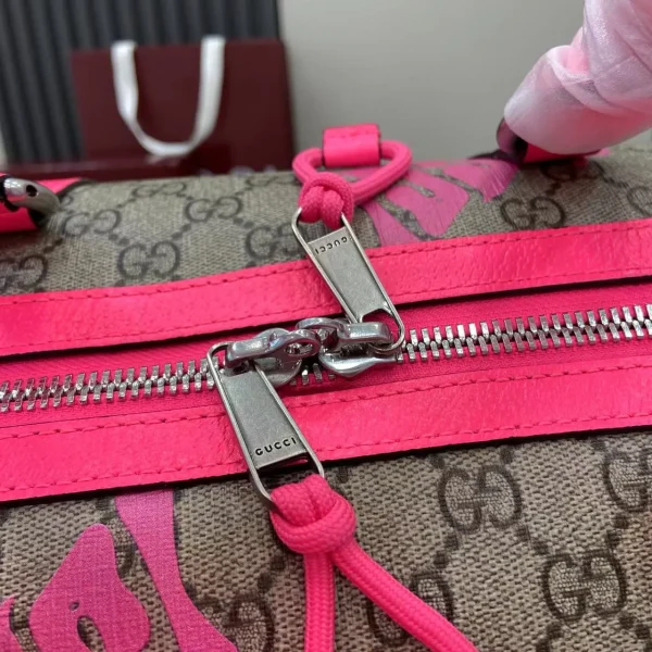 Medium duffle bag with print in Beige Pink GG Canvas - Image 2
