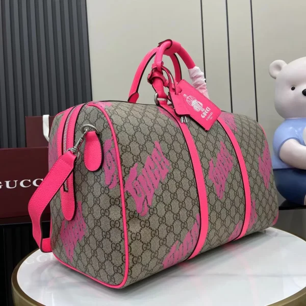 Medium duffle bag with print in Beige Pink GG Canvas - Image 4