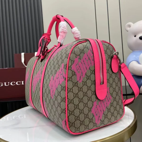 Medium duffle bag with print in Beige Pink GG Canvas - Image 5