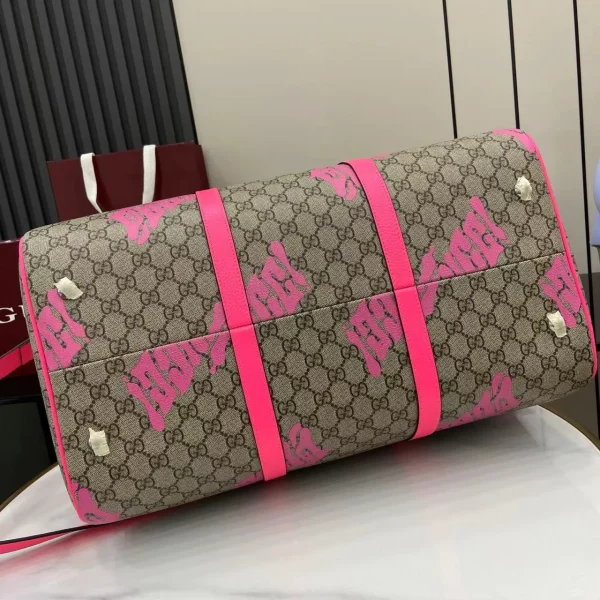 Medium duffle bag with print in Beige Pink GG Canvas - Image 6