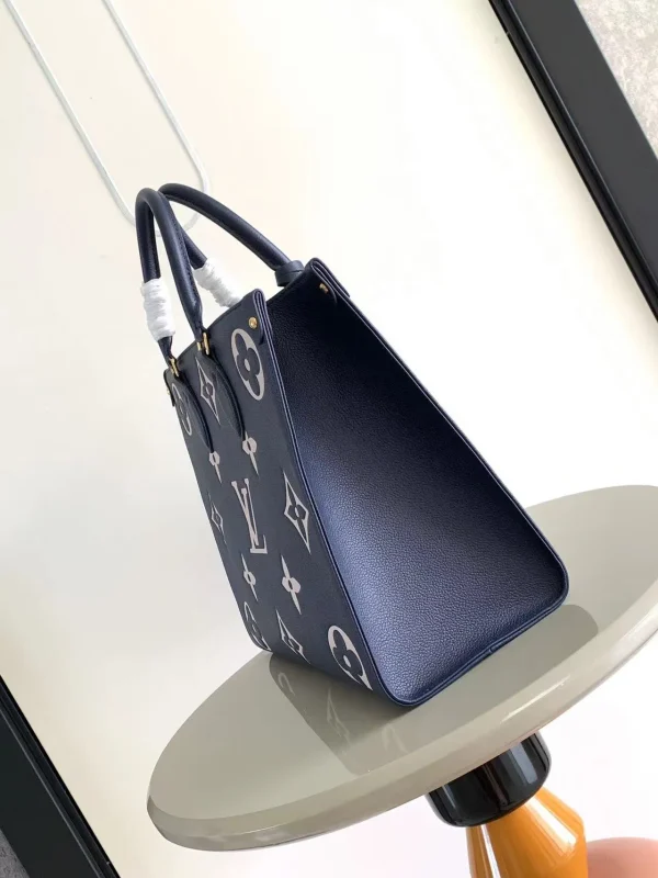 OnTheGo MM Bicolor Monogram Empreinte Leather - Image 4