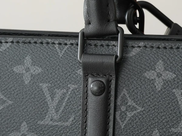 Sac Plat Horizontal Zippe Monogram Eclipse Canvas - Image 4