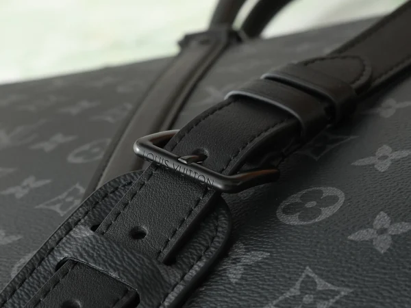 Sac Plat Horizontal Zippe Monogram Eclipse Canvas - Image 8