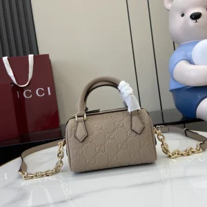 GG Emblem medium boston bag