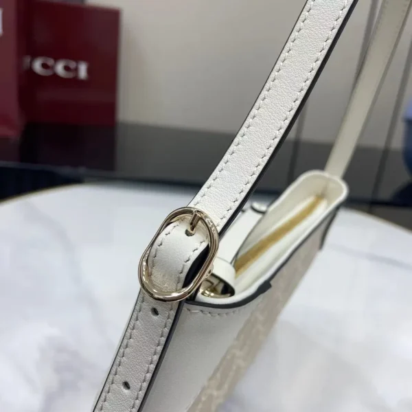 GG Emblem small shoulder bag - Image 9