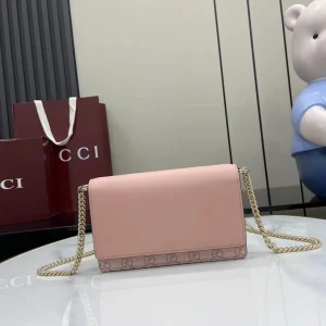 GG Emblem wallet on chain in light pink