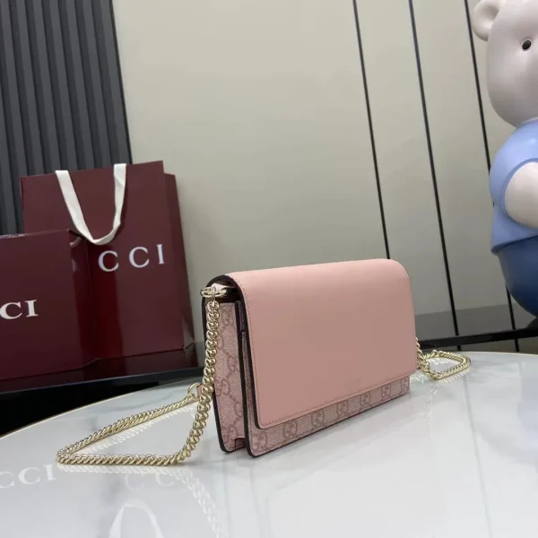 GG Emblem wallet on chain in light pink - Image 3
