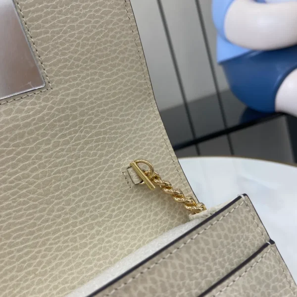 GG Marmont wallet on chain in beige and white GG Supreme - Image 10