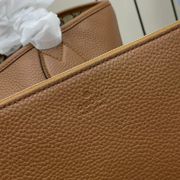Gucci Totissima large reversible tote in Brown Leather - Image 6