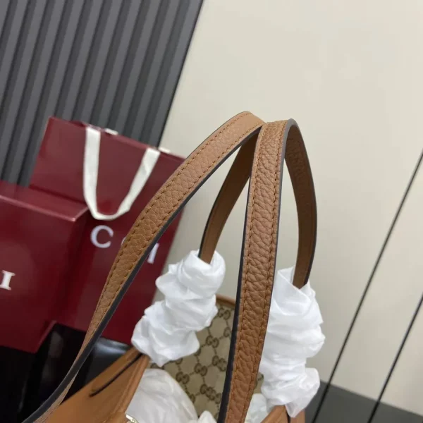 Gucci Totissima large reversible tote in Brown Leather - Image 7