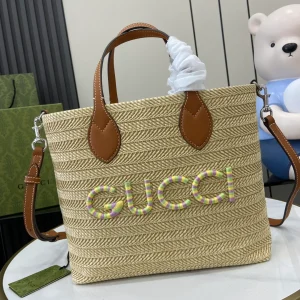 Medium straw tote with Gucci patch in natural straw