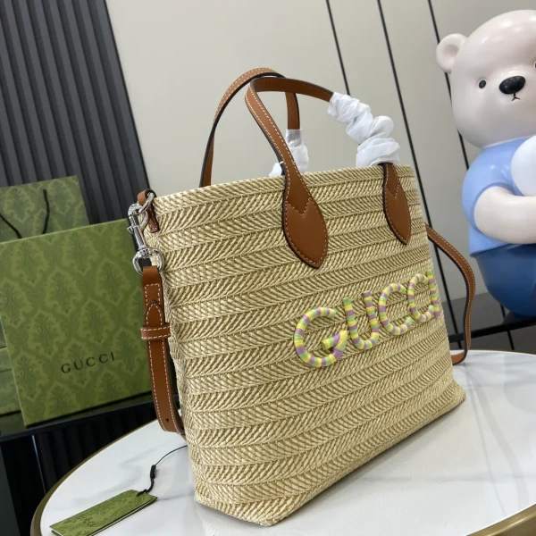 Medium straw tote with Gucci patch in natural straw - Image 4