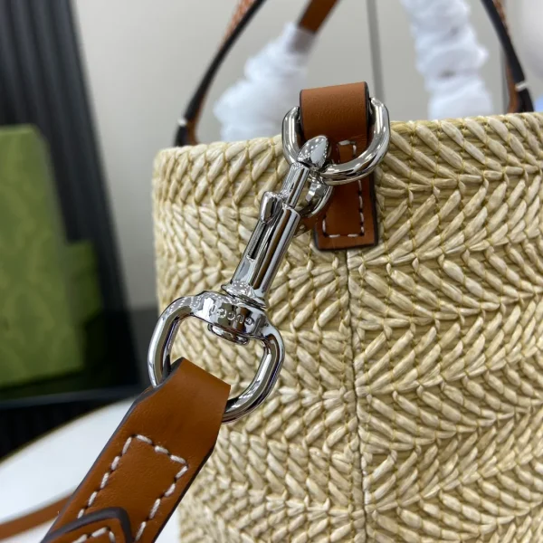 Medium straw tote with Gucci patch in natural straw - Image 8