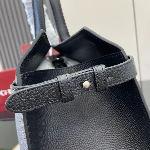 Medium tote bag with hook closure - Image 8