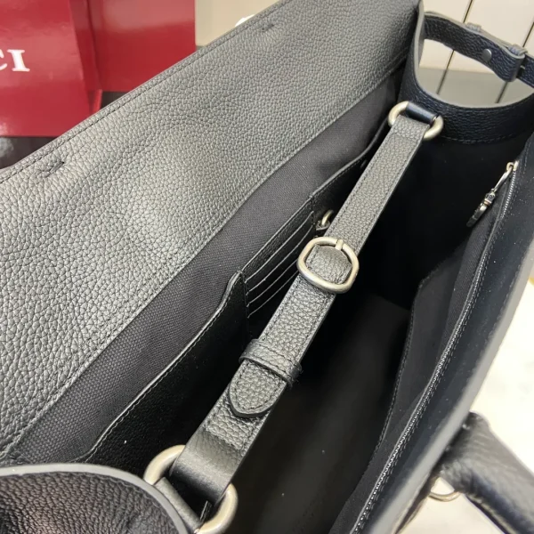 Medium tote bag with hook closure - Image 9