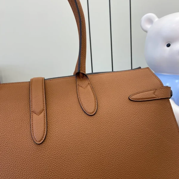 Medium tote bag with hook closure in brown - Image 6
