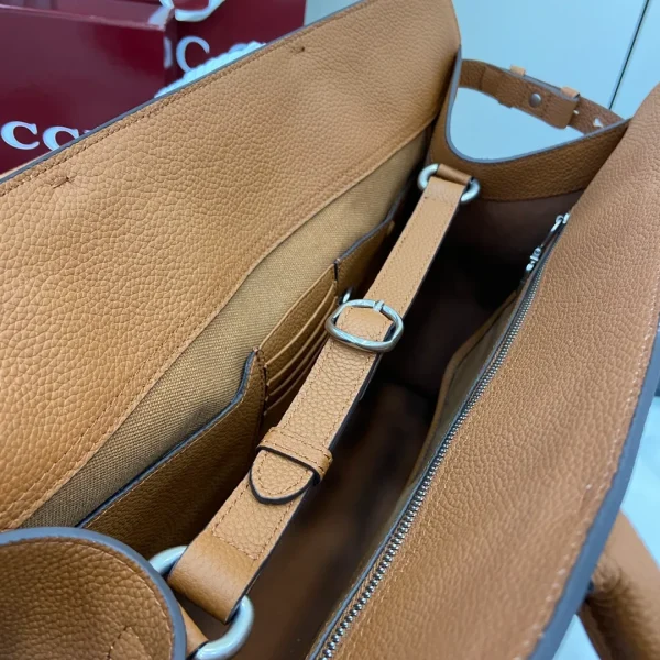 Medium tote bag with hook closure in brown - Image 7