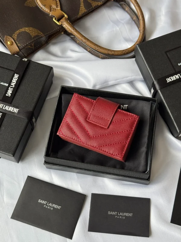 SAINT LAURENT Grain De Poudre Matelasse Chevron Monogram Credit Card Case Red - Image 4
