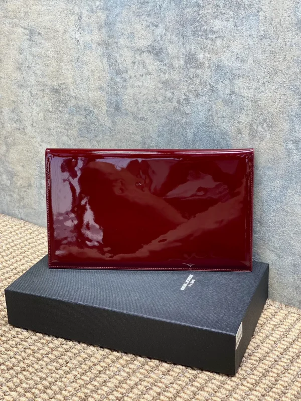 Saint Laurent Cassandre Patent Wallet On Chain in Red - Image 4