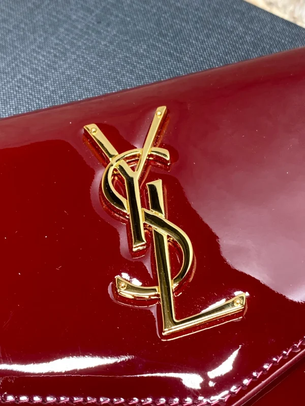 Saint Laurent Cassandre Patent Wallet On Chain in Red - Image 10
