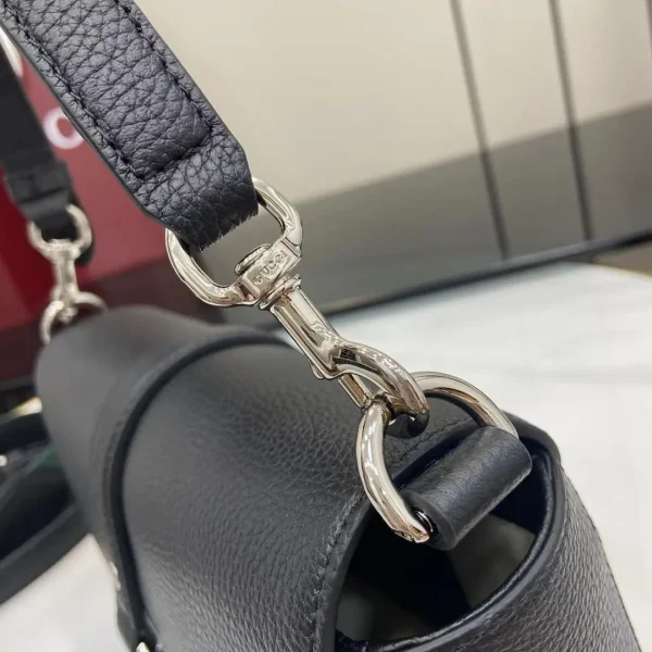 Small crossbody bag with hook closure in black leather - Image 6
