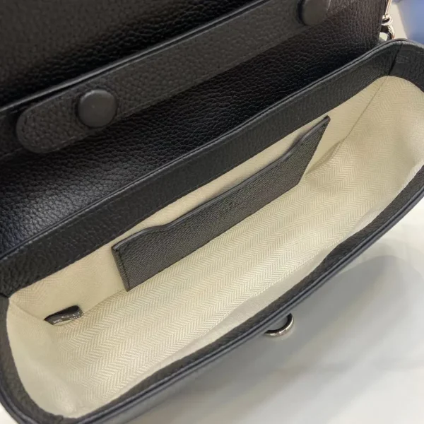 Small crossbody bag with hook closure in black leather - Image 8